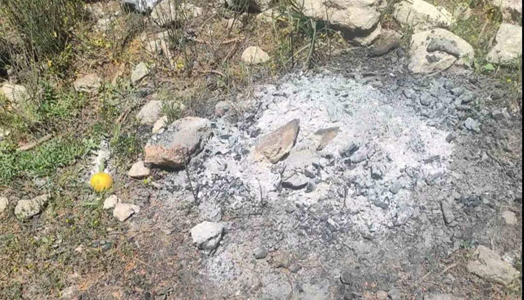 Έβαλαν φωτιές, άφησαν και τα σκουπίδια τους