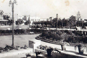 ΦΩΤΟΗΜΕΡΑΣ: Η πλατεία Ελευθερίας του Ηρακλείου όπως ήταν μετά τον πόλεμο. Στο βάθος η τότε Νομαρχία