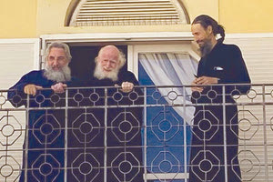 Πλήθος κόσμου συγκεντρώθηκε κάτω από το μπαλκόνι της Αρχιεπισκοπής, μετά την τέλεση της Ακολουθίας του Εσπερινού της Αγάπης στον Ιερό Ναό του Αγίου Μηνά και έψαλε το “Χριστός Ανέστη” στον πρώην και τον νυν Αρχιεπίσκοπο Κρήτης