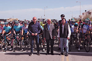 Οι κ.κ. Συριγωνάκης, Λαμπρινός και Βαρδαβάς στη χθεσινή εκκίνηση του Ποδηλατικού Γύρου