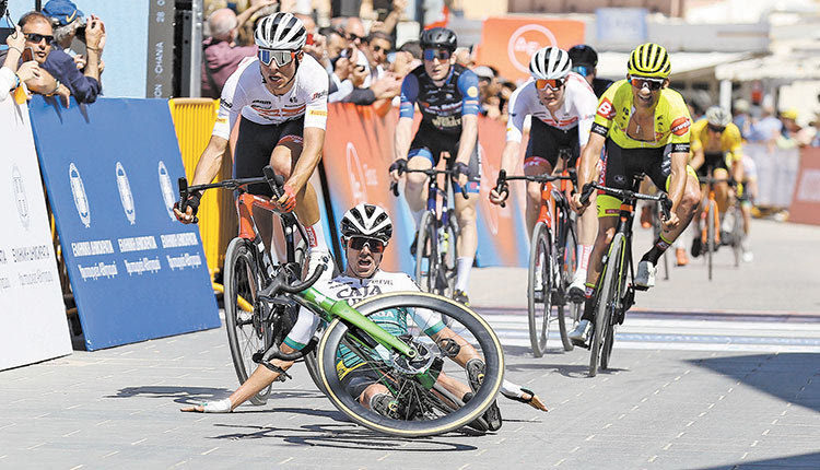   Ο Πράδες από την υπερπροσπάθεια έσπασε τη βίδα της σέλας και έπεσε
