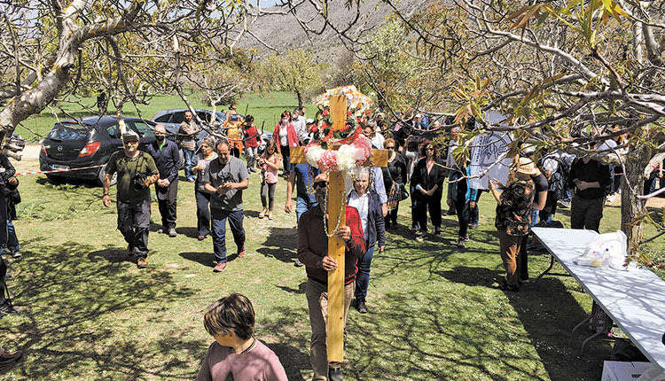  ΣΤΟ ΛΙΜΝΑΚΑΡΟ Κατάνυξη στην περιφορά του Επιταφίου των ορειβατών