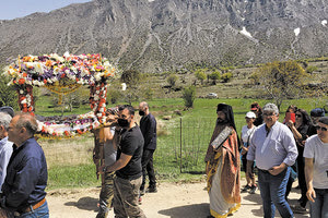 ΣΤΟ ΛΙΜΝΑΚΑΡΟ Κατάνυξη στην περιφορά του Επιταφίου των ορειβατών