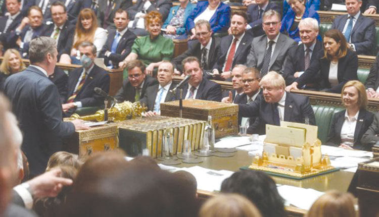 Βρε τον μπαγάσα… Βουλευτής των Συντηρητικών πιάστηκε να παρακολουθεί πορνό στο κινητό του μέσα στη Βουλή των Κοινοτήτων ενώ καθόταν δίπλα σε μια γυναίκα υπουργό, αποκαλύπτει η Mirror.