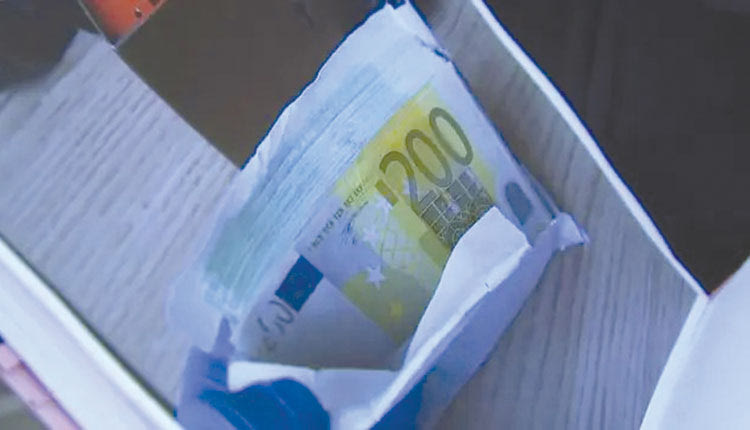 Δεν πίστευε στην τύχη του, ένας άντρας στη Γερμανία, καθώς και καλό deal είχε κάνει για τα ντουλάπια κουζίνας που αγόρασε από το ebay και κρυμμένους φακέλους με λεφτά βρήκε μέσα σε αυτά…  Ο Thomas Heller από το Bitterfield, βρήκε σε σάιτ και αγόρασε ντουλάπια κουζίνας από ένα κτήμα ενός ηλικιωμένου ζευγαριού. Μάλιστα, κατάφερε να διαπραγματευτεί τη τιμή από 300 ευρώ και να τη ρίξει σε 240.