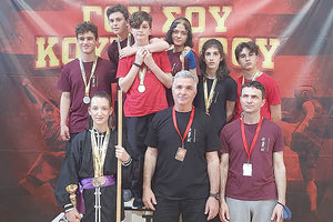 Ο προπονητής του συλλόγου με τους αθλητές του “Καλλίρροον”