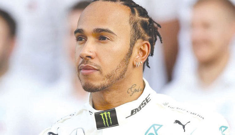 Η Τσέλσι ψάχνει νέο ιδιοκτήτη μετά την αναγκαστική αποχώρηση του Αμπράμοβιτς και ο Λιούις Χάμιλτον με τη Σερένα Γουίλι- αμς, φέρονται να ενδιαφέρονται για την αγορά του λονδρέζικου κλαμπ. 