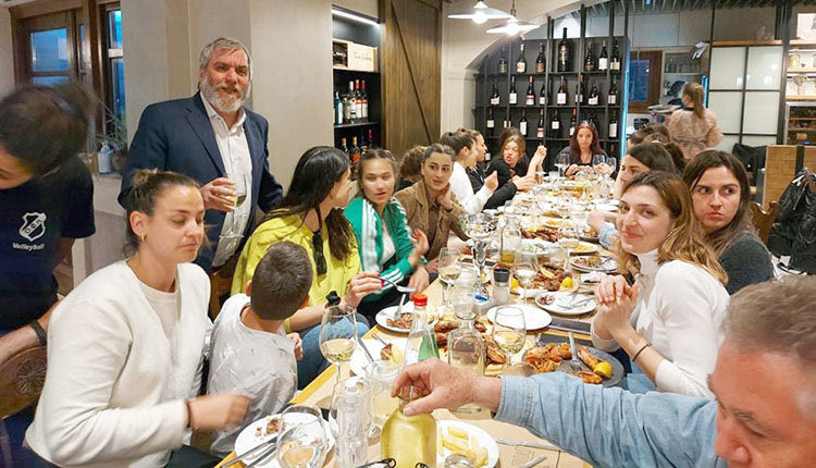 Δείπνο στις πρωταθλήτριες του ΟΦΗ στο βόλεϊ και το τεχνικό επιτελείο, παρέθεσε ο Γιάννης Δανδάλης, σε εστιατόριο των Αρχανών για να τους συγχαρεί για την επιτυχία τους.