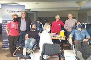 Κατά την διάρκεια της αιμοδοσίας όρθιος από αριστερά ο Αναπληρωτής Δ/νων Σύμβουλος της ΑΝΕΚ LINES και γνωστός νευροχειρουργός Γιώργος Αρχοντάκης, στο κέντρο η Πρόεδρος του Συλλόγου Εθελοντών Αιμοδοτών "Αγ. Ιωάννης" Δέσποινα Ροδουσάκη και δεξιά της ο Επιμελητής Α' της Αιμοδοσίας Νοσοκομείου Χανίων, Βιοπαθολόγος Βασίλης Κωνστανταράκης