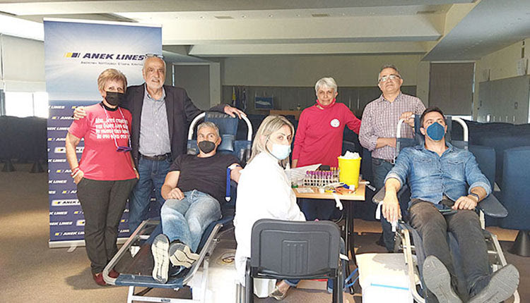 Κατά την διάρκεια της αιμοδοσίας όρθιος από αριστερά ο Αναπληρωτής Δ/νων Σύμβουλος της ΑΝΕΚ LINES και γνωστός νευροχειρουργός Γιώργος Αρχοντάκης, στο κέντρο η Πρόεδρος του Συλλόγου Εθελοντών Αιμοδοτών "Αγ. Ιωάννης" Δέσποινα Ροδουσάκη και δεξιά της ο Επιμελητής Α' της Αιμοδοσίας Νοσοκομείου Χανίων, Βιοπαθολόγος Βασίλης Κωνστανταράκης