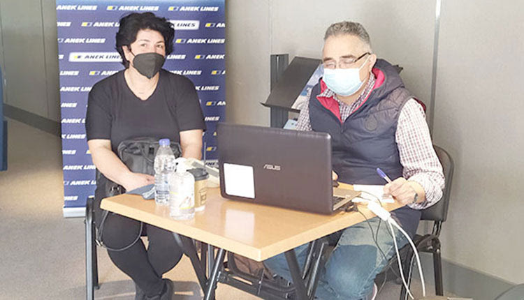 Η κα Ελένη Τσιβουράκη, τακτική αιμοδότης, κατά τον ιατρικό έλεγχο από τον Βιοπαθολόγο Βασίλη Κωνστανταράκη, Επιμελητή Α' της Αιμοδοσίας Νοσοκομείου Χανίων 