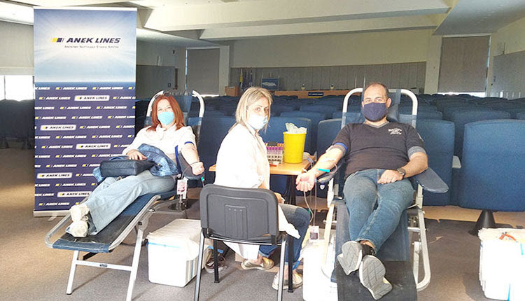 Επί το έργον, ανάμεσα σε δύο αιμοδότες, η ακούραστη νοσηλεύτρια Μαρία Ταμπακάκη  