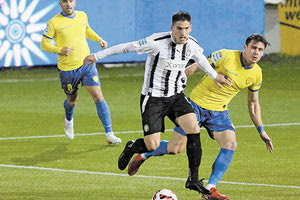 Νέιρα και Μαλίς σε στιγμιότυπο από το ματς του πρωταθλήματος στο «Γεντί Κουλέ»