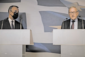 από την Αθήνα ο επικεφαλής του Ευρωπαϊκού Μηχανισμού Στήριξης Κλάους Ρέγκλινγκ κατά τη συνάντησή του με τον υπουργό Οικονομικών Χρήστο Σταϊκούρα