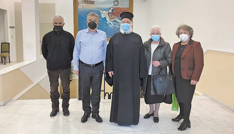 Ο Πρόεδρος και καθηγητής του Ινστιτούτου Ελληνικής Γλώσσας πρωτοπρεσβύτερος Γεώργιος Μαρνέλλος με τον Περιφερειάρχη Κρήτης Σταύρο Αρναουτάκη