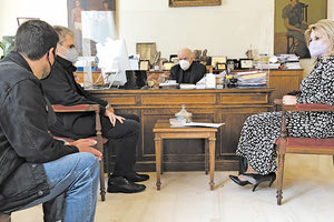 Mε τη Διοικήτρια και πρόεδρο του Δ.Σ. του Κέντρου Εκπαίδευσης και Αποκατάστασης Τυφλών (ΚΕΑΤ), Σοφία Χαμονικολάου ο δήμαρχος Ηρακλείου