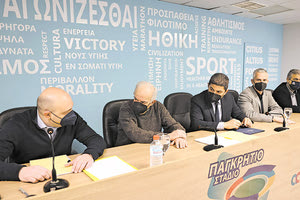 O δήμαρχος Ηρακλείου Βασίλης Λαμπρινός και ο υφυπουργός Πολιτισμού και Αθλητισμού Λευτέρης Αυγενάκης υπέγραψα την αναβάθμιση του Παγκρητίου Σταδίου