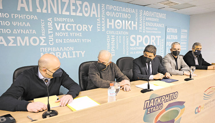 O δήμαρχος Ηρακλείου Βασίλης Λαμπρινός και ο υφυπουργός Πολιτισμού και Αθλητισμού Λευτέρης Αυγενάκης υπέγραψα την αναβάθμιση του Παγκρητίου Σταδίου