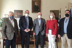 ο δήμαρχος Ηρακλείου Βασίλης Λαμπρινός με τον γ.γ. του Υπουργείου Εμπορικής Ναυτιλίας και Νησιωτικής Πολιτικής Μανόλη Κουτουλάκη