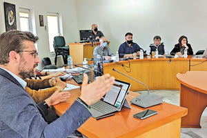 Ο δήμαρχος κ. Μ. Μποκέας στο Δημοτικό Συμβούλιο Μαλεβιζίου