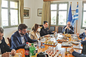 ο δήμαρχος Μαλεβιζίου Μενέλαος Μποκέας με τον γενικό γραμματέα Αιγαίου και Νησιωτικής Πολιτικής του Υπουργείου Ναυτιλίας Μανόλη Κουτουλάκη