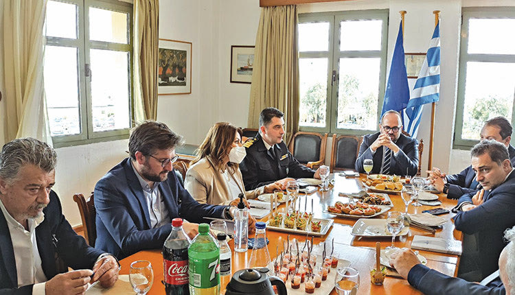 ο δήμαρχος Μαλεβιζίου Μενέλαος Μποκέας με τον γενικό γραμματέα Αιγαίου και Νησιωτικής Πολιτικής του Υπουργείου Ναυτιλίας Μανόλη Κουτουλάκη