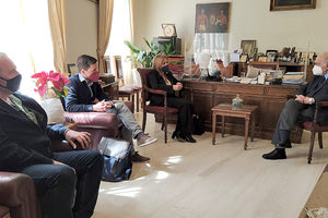 Μνημειακά ελαιόδεντρα από το Καστέλλι στο Ηράκλειο, συνάντηση στη Λότζια