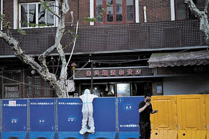 Η πραγματικότητα του παρατεταμένου lockdown στην οικονομική καρδιά και πολυπληθέστερη πόλη της Κίνας, τη Σαγκάη