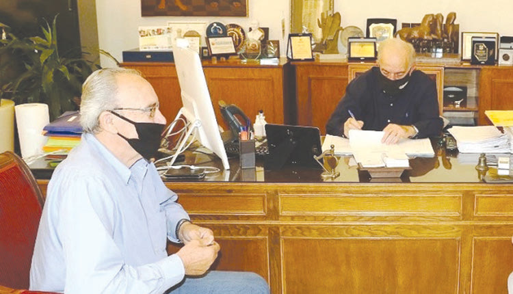 Θα υπογράψουν νέα σύμβαση;  Έχει αναφερθεί η «Π» στις περικοπές των δρομολογίων των μini bus