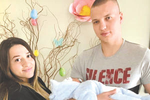 Πανευτυχείς η Αλπίνα και ο Ιγκόρ αγκαλιά με τον μικρό Μαρκ