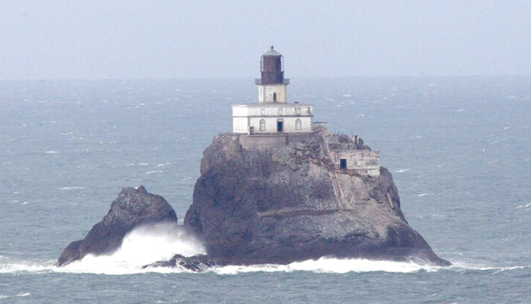 Από μακριά ο φάρος του Τίλαμουκ Ροκ (Tillamook Rock) φαίνεται σαν να είναι το όνειρο κάθε επενδυτή ακινήτων