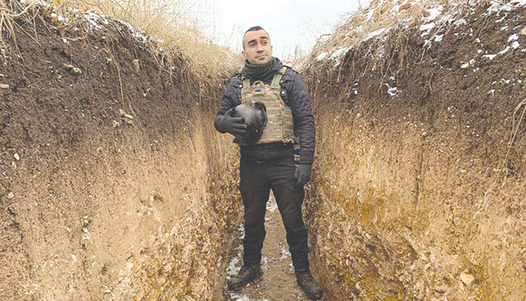 Ο Ολεξάντρ Μάχοφ, 36 ετών, είναι τουλάχιστον ο όγδοος δημοσιογράφος που γίνεται γνωστό πως σκοτώθηκε τους δύο και πλέον μήνες του πολέμου.