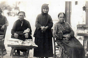 ΦΩΤΟΗΜΕΡΑΣ: Μια φωτογραφία του 1931 από χωριό στο νομό Χανίων. Γυναίκες και παιδιά μέσα στη φτώχεια.