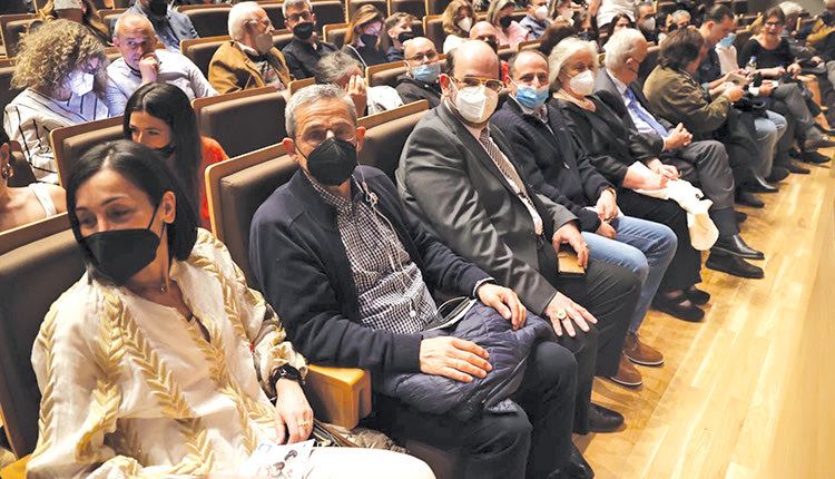 Μια φωτογραφία τραβηγμένη από την πρεμιέρα του «Βαφτιστικού» στο Πολιτιστικό Κέντρο Ηρακλείου. Μια φωτογραφία πολύ ενδιαφέρουσα, αφού στο μέσον κάθεται ο οικοδεσπότης Μύρων Μιχαηλίδης έχοντας εκ δεξιών και εξ ευωνύμων τον δήμαρχο κ. Λαμπρινό και την ηγεσία της ΔΕΠΑΝΑΛ (Στέλλα και Νεκτάριος Κανακαράκης), τον επιχειρηματία και χορηγό Ανδρέα Μεταξά μετά της συζύγου του Βάσως Βεληβασάκη. Και στο βάθος σημειολογικά… ο Αλέξης Καλοκαιρινός