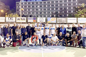 Οι Παλαίμαχοι σε αναμνηστική φωτό μετά το φιλικό στη μνήμη Γιάννη Μαυράκη