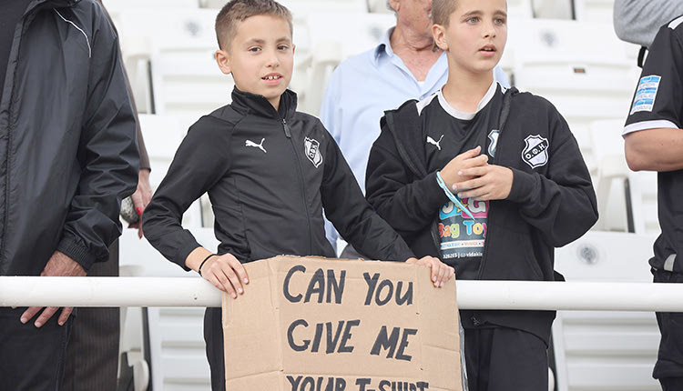 Πήραν τις φανέλες για σουβενίρ… Τελευταίο ματς χθες στο “Γεντί Κουλέ” και με το σφύριγμα της λήξης από τον Βάτσιο οι πιτσιρικάδες έκαναν…είσοδο στον αγωνιστικό χώρο με στόχο τις φανέλες των ποδοσφαιριστών