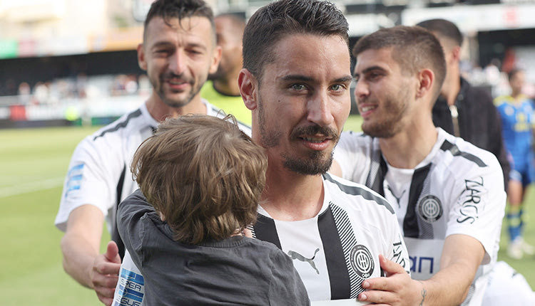 Η δικαιολογημένη αποθέωση στον Νίκο Κοροβέση από τον κόσμο;;