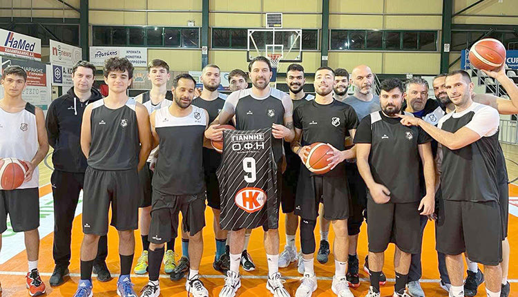 Μια φανέλα της ομάδας μπάσκετ του ΟΦΗ, με το όνομα ενός γενναίου «ήρωα της καθημερινότητας», ταξίδευσε στην Αθήνα με σκοπό να δώσει χαρά στον νεαρό Γιάννη.