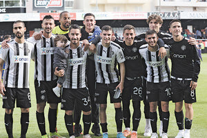 Ο Κοροβέσης σε αναμνηστική φωτό με συμπαίκτες του