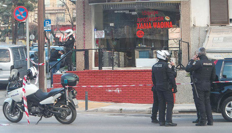Μεγάλη είναι η κινητοποίηση της αστυνομίας προκειμένου να βρεθεί εκείνος που πυροβόλησε και σκότωσε τον 46χρονο στα Διαβατά Θεσσαλονίκης.