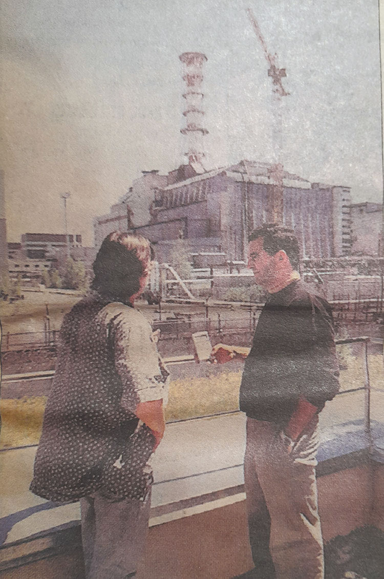 Τσέρνομπιλ, μπροστά στη "σαρκοφάγο", κρατώντας τον μετρητή ραδιενέργειας