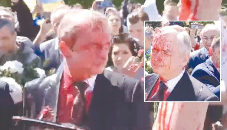 Με κόκκινη μπογιά έλουσαν τον Ρώσο πρέσβη στη Βαρσοβία.