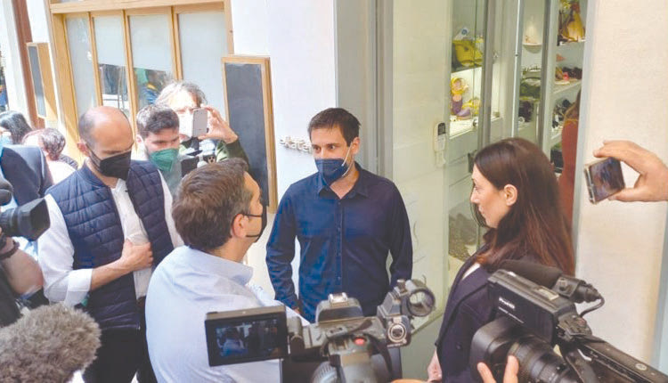 Χαμός έγινε στα Χανιά όταν πολίτες βγήκαν και τα «έχωναν» στην κυβέρνηση. Η ΝΔ δεν το δέχτηκε και εξαπέλυσε βολές κατά του ΣΥΡΙΖΑ για «στημένες», όπως τις χαρακτηρίζει, αντιδράσεις πολιτών κατά της κυβέρνησης στην περιοδεία του αρχηγού της αξιωματικής αντιπολίτευσης.