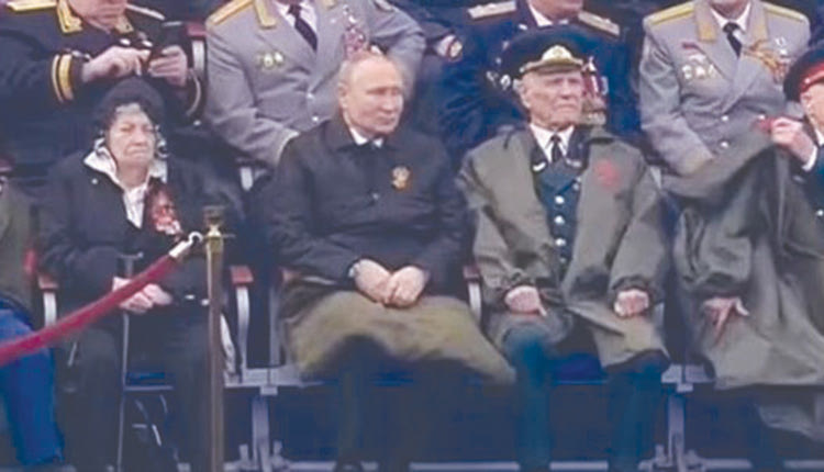 Ο Βλαντιμίρ Πούτιν παρακολούθησε μέρος της παρέλασης στην Κόκκινη Πλατεία έχοντας μια κουβέρτα στα πόδια του, στην εκδήλωση για την Ημέρα της Νίκης η οποία τιμά την παράδοση της ναζιστικής Γερμανίας το 1945.