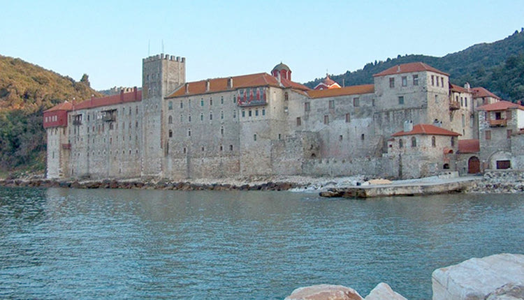 Είναι σοβαρές οι καταγγελίες που έκανε η ηγεσία της Μονής Εσφιγμένου του Αγίου Όρους σχετικά με την παρουσία Ρώσων Υπερεθνικιστών στο κατειλημμένο κτήριο της Μονής.