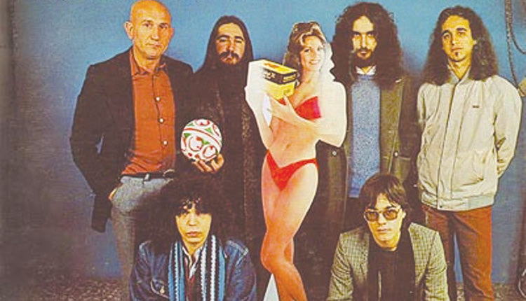 «Προσπαθούμε να παίξουμε στη μουσική τον ρόλο που παίζει ο Γκουσγκούνης στον κινηματογράφο». Τζιμάκος για τις Μουσικές Ταξιαρχίες που τον είχαν βάλει στο εσώφυλλο του πρώτου τους δίσκου!