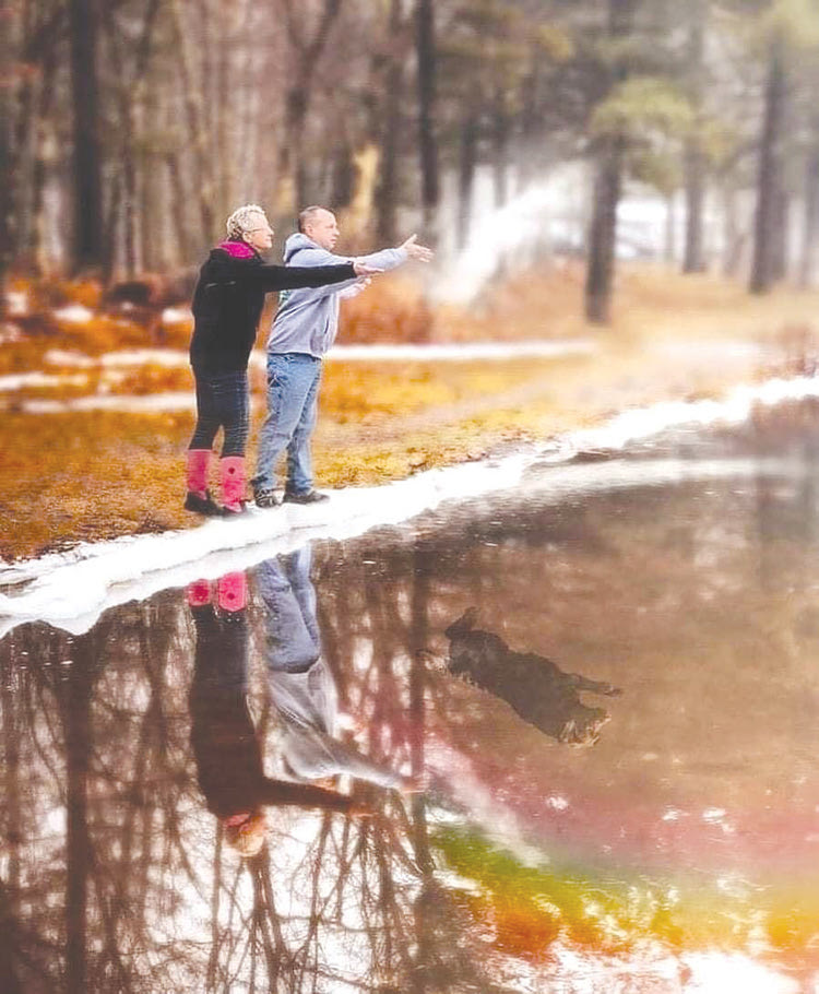 Τιμή στον σκύλο τους  Μια φωτογράφος τράβηξε αυτή τη φωτογραφία την ώρα που ένα ζευγάρι έριχνε στάχτες στο ποτάμι.