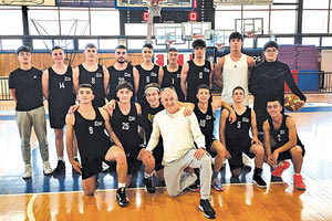 Η σχολική ομάδα μπάσκετ του 2ου Λυκείου Ηρακλείου που πήρε τον τίτλο στην Κρήτη