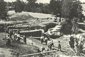 ΦΩΤΟΗΜΕΡΑΣ: Στις ανασκαφές της Φαιστού στις αρχές του προηγούμενου αιώνα.