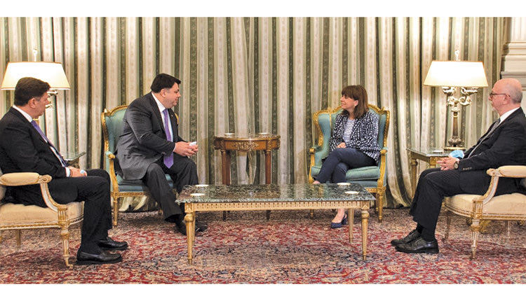 Tα διαπιστευτήριά του στην Πρόεδρο της Δημοκρατίας, Κατερίνα Σακελλαροπούλου, επέδωσε χθες το πρωί ο νέος πρέσβης των Ηνωμένων Πολιτειών Αμερικής στην Ελλάδα, Τζόρτζ Τσούνης.